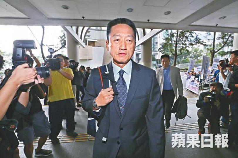 ■已退休的朱經緯昨出庭,否認襲擊致造成身體傷害罪。陳善南攝■雨傘運動期間,警司朱經緯被指以警棍襲擊途人。 ■已退休的朱經緯昨出庭,否認襲擊致造成身體傷害罪。陳善南攝■雨傘運動期間,警司朱經緯被指以警棍襲擊途人。