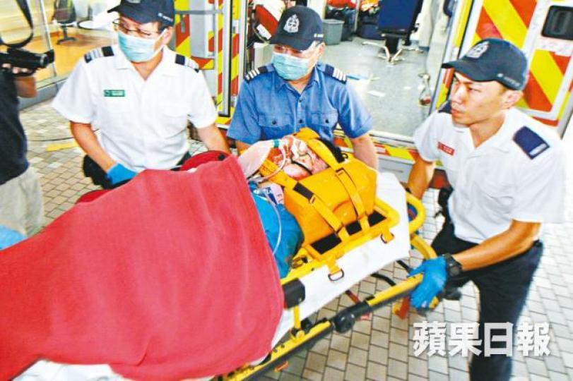 ■受傷中一男生送院時血流披面,搶救後情況危殆。劉柏麟攝■男童母親(中)在醫院守候,顯得憂心忡忡。 ■受傷中一男生送院時血流披面,搶救後情況危殆。劉柏麟攝■男童母親(中)在醫院守候,顯得憂心忡忡。