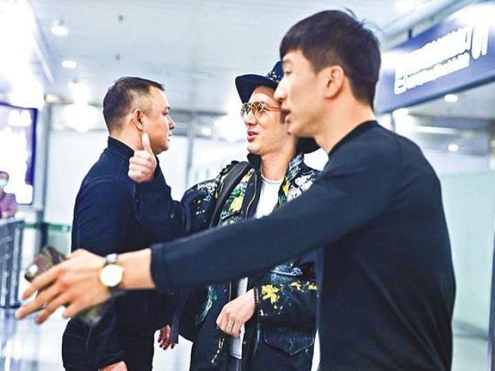 ■王力宏(中)抵達成都見到自認「王太」的粉絲叫嚷,仍保持笑容。 ■王力宏(中)抵達成都見到自認「王太」的粉絲叫嚷,仍保持笑容。