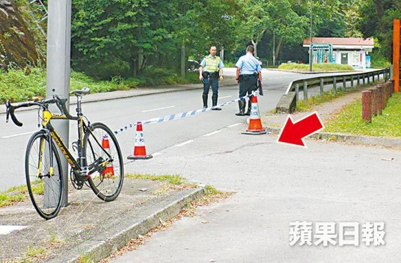 ■現場留下一灘血迹(箭嘴示),警方封鎖現場調查。文兆麟攝 ■現場留下一灘血迹(箭嘴示),警方封鎖現場調查。文兆麟攝