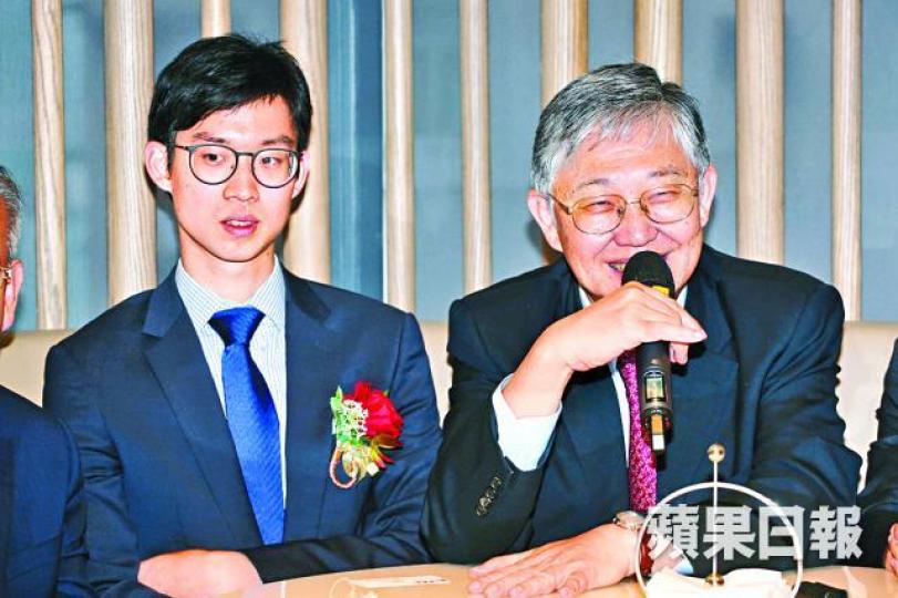 ■施永青相信未來樓價最大機會是緩緩上升;旁為其兒子施俊嶸。李潤芳攝 ■施永青相信未來樓價最大機會是緩緩上升;旁為其兒子施俊嶸。李潤芳攝