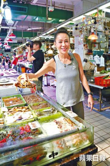 ■發嫂賭錢喜歡玩魚蝦蟹,原來平時都喜歡去街市買魚蝦蟹食。■發哥在《賭神》中賭術出神入化,但現實中的他卻沒興趣賭錢。劇照■發嫂自言有賭運經常贏。■在發哥開工的日子,發嫂總是跟在發哥身邊為其打點。版權所有.嚴禁盜用 ■發嫂賭錢喜歡玩魚蝦蟹,原來平時都喜歡去街市買魚蝦蟹食。■發哥在《賭神》中賭術出神入化,但現實中的他卻沒興趣賭錢。劇照■發嫂自言有賭運經常贏。■在發哥開工的日子,發嫂總是跟在發哥身邊為其打點。版權所有.嚴禁盜用