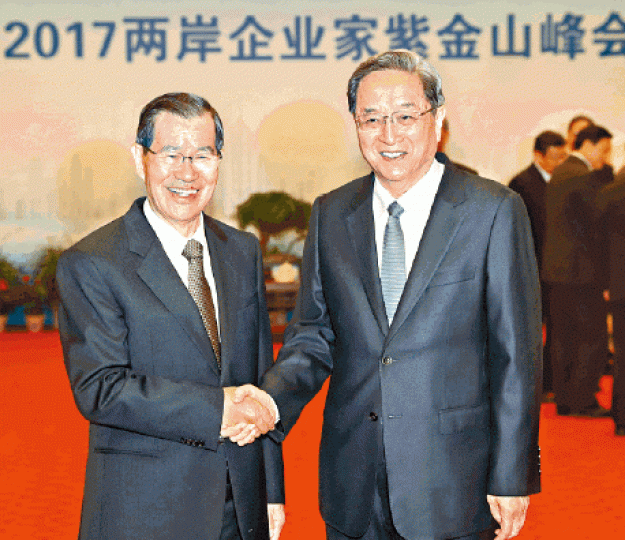 ■大陸全國政協主席俞正聲(右)與台方代表蕭萬長握手。中新社
■大陸全國政協主席俞正聲(右)與台方代表蕭萬長握手。中新社