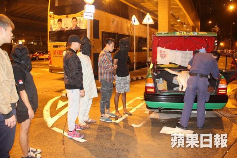 ■警方拘捕兩名巴基斯坦男子、一名懷孕7個月的印尼女子及一名65歲香港的士司機。 ■警方拘捕兩名巴基斯坦男子、一名懷孕7個月的印尼女子及一名65歲香港的士司機。