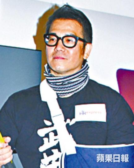 ■李司棋(右二)演舞台劇,獲《溏心風暴》中的家人到場支持。
■李司棋(右二)演舞台劇,獲《溏心風暴》中的家人到場支持。