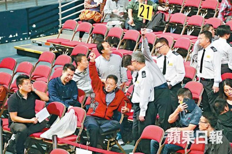 【蘭王被狙擊】■蘭花大王楊小龍競投期間不斷被狙擊,狀甚不悅。張志華攝【桃花王幫拖】■桃花大王劉海濤為楊小龍護航,大叫「小龍你唔使驚」。【藍衫男搶價】■「積極」搶價的藍衫男子,與蘭花大王一方互相指罵。 【蘭王被狙擊】■蘭花大王楊小龍競投期間不斷被狙擊,狀甚不悅。張志華攝【桃花王幫拖】■桃花大王劉海濤為楊小龍護航,大叫「小龍你唔使驚」。【藍衫男搶價】■「積極」搶價的藍衫男子,與蘭花大王一方互相指罵。