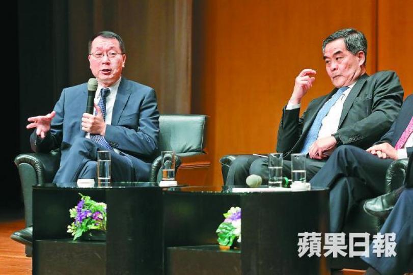 ■梁振英指倒插、背向國旗、在奏國歌時撐傘,不能說成是表達自由。■2014年雨傘運動期間,有中大畢業生在播放國歌時撐傘。 ■梁振英指倒插、背向國旗、在奏國歌時撐傘,不能說成是表達自由。■2014年雨傘運動期間,有中大畢業生在播放國歌時撐傘。