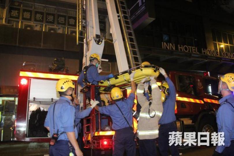 ■墮樓青年證實不治,由消防抬往地面。 ■墮樓青年證實不治,由消防抬往地面。