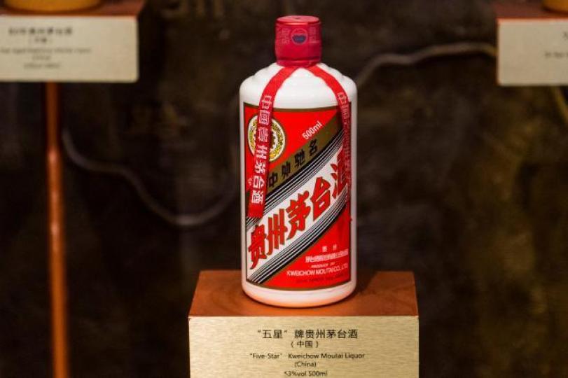 ■內地公款吃喝通常指定用茅台酒,故茅台股價被戲稱為「腐敗指數」。 資料圖片 ■內地公款吃喝通常指定用茅台酒,故茅台股價被戲稱為「腐敗指數」。 資料圖片