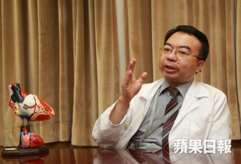 ■心臟科專科醫生陳鑑添指忽然轉冷可誘發急性心臟病。張柏基攝 ■心臟科專科醫生陳鑑添指忽然轉冷可誘發急性心臟病。張柏基攝
