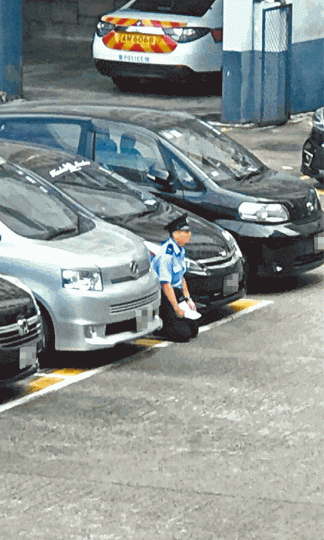 ■觀塘警署前日有警員跪在停車場,拿着「SORRY SIR」紙牌抗議。互聯網 ■觀塘警署前日有警員跪在停車場,拿着「SORRY SIR」紙牌抗議。互聯網