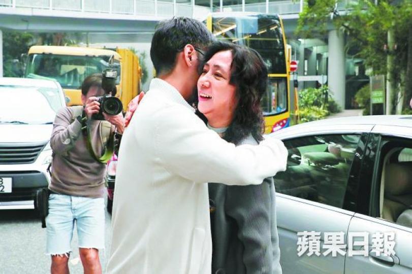 ■周永康昨在庭外與母親擁抱。■周永康手持多本在獄中閱讀的書籍,包括《殖民家國外》等。 ■周永康昨在庭外與母親擁抱。■周永康手持多本在獄中閱讀的書籍,包括《殖民家國外》等。