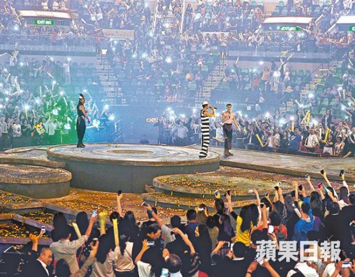 ■張衞健(右二)前晚和老婆捧草蜢場。
■張衞健(右二)前晚和老婆捧草蜢場。