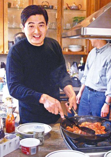 ■發哥為氹發嫂,會下廚煮發嫂最愛的美食。■每年發嫂生日,發哥都會給太太浪漫驚喜。版權所有.嚴禁盜用■發嫂笑言最怕與發哥一起下廚,因老公落廚一次,廚房像大打風。■發嫂認為演員要私人空間,她鼓勵發哥去行山及拍攝放鬆。資料圖片 ■發哥為氹發嫂,會下廚煮發嫂最愛的美食。■每年發嫂生日,發哥都會給太太浪漫驚喜。版權所有.嚴禁盜用■發嫂笑言最怕與發哥一起下廚,因老公落廚一次,廚房像大打風。■發嫂認為演員要私人空間,她鼓勵發哥去行山及拍攝放鬆。資料圖片