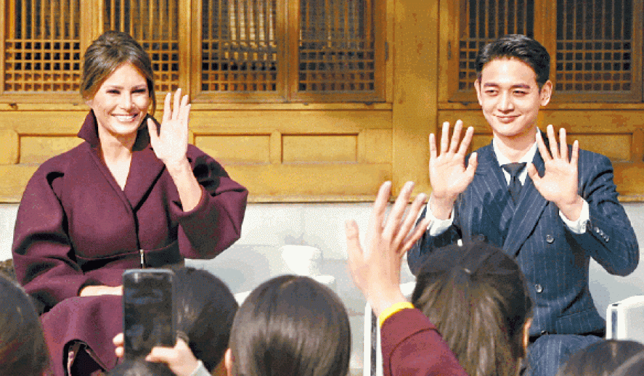 ■特朗普夫人梅拉尼婭與韓星崔珉豪在美國駐韓大使官邸出席活動。美聯社
■特朗普夫人梅拉尼婭與韓星崔珉豪在美國駐韓大使官邸出席活動。美聯社