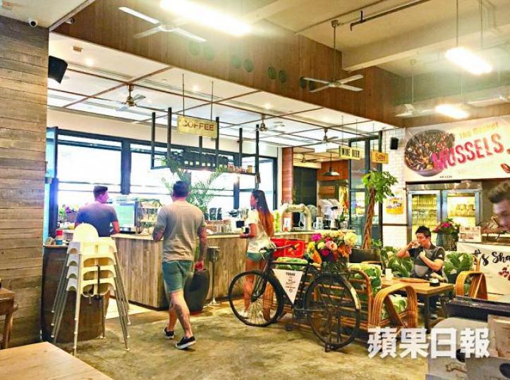 ■記者上周以食客身份到場視察,發現餐廳照常營業,店內亦有其他食客光顧。■涉事西餐廳位於堅尼地城加多近街。酒牌局主席邱浩波 ■記者上周以食客身份到場視察,發現餐廳照常營業,店內亦有其他食客光顧。■涉事西餐廳位於堅尼地城加多近街。酒牌局主席邱浩波