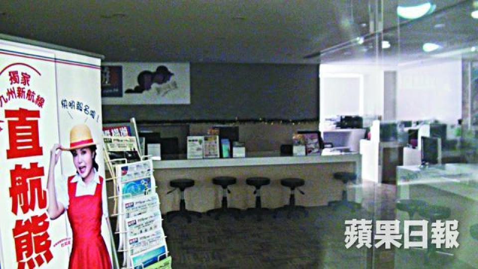 ■受黑客入侵影響,縱橫遊分店昨日停業。黃麗英攝■縱橫遊常務董事袁振寧(左)昨指公司遭勒索;圖為早前他與藝人杜如風宣傳旅行團。 ■受黑客入侵影響,縱橫遊分店昨日停業。黃麗英攝■縱橫遊常務董事袁振寧(左)昨指公司遭勒索;圖為早前他與藝人杜如風宣傳旅行團。