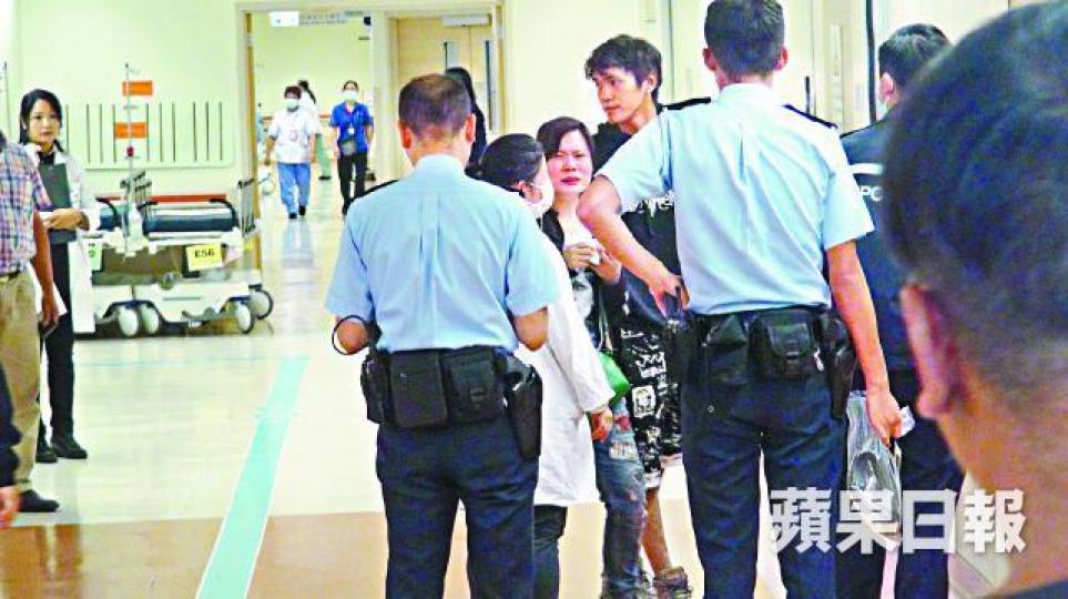 ■猝死的地盤工人親友在醫院傷心落淚。
■猝死的地盤工人親友在醫院傷心落淚。