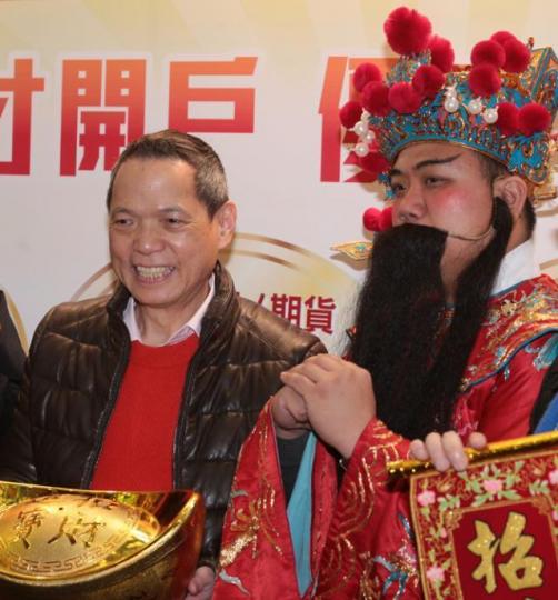 ■葉茂林(左)有財神傍住,豪氣地向員工「派錢」。資料圖片 ■葉茂林(左)有財神傍住,豪氣地向員工「派錢」。資料圖片