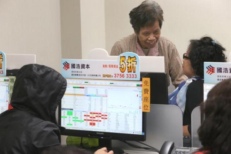 ■莊家亂斬倉,造就一批低位買貨的股民賺得盤滿鉢滿。 資料圖片 ■莊家亂斬倉,造就一批低位買貨的股民賺得盤滿鉢滿。 資料圖片