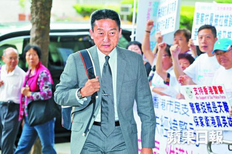 ■涉於雨傘運動期間以警棍襲擊途人的朱經緯昨到庭受審。朱永倫攝■事主鄭仲恒承認案發前一天確曾到過佔旺區,並遭警員9401襲擊。 ■涉於雨傘運動期間以警棍襲擊途人的朱經緯昨到庭受審。朱永倫攝■事主鄭仲恒承認案發前一天確曾到過佔旺區,並遭警員9401襲擊。