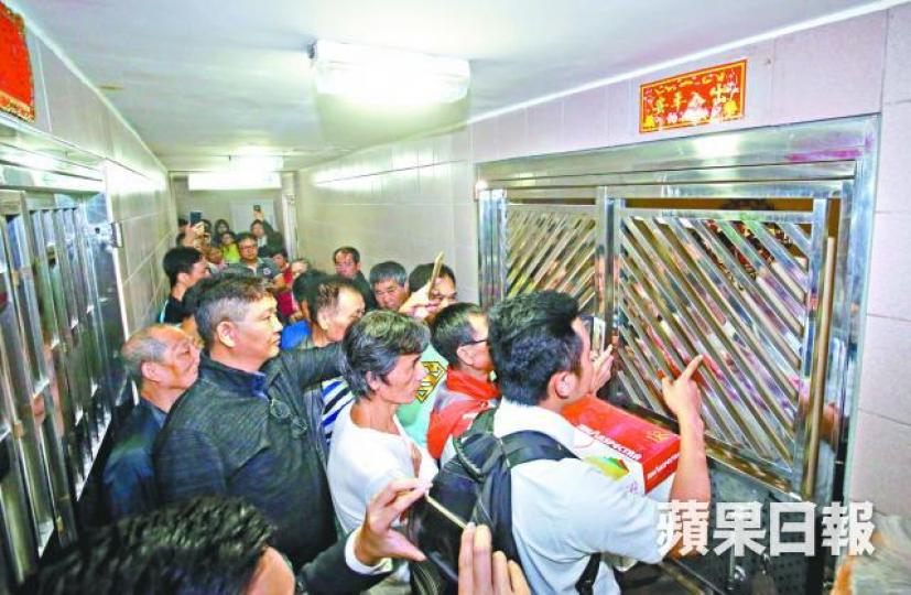 ■廣明苑管理關注組成員及居民到法團主席於屋苑的單位外拍門。黎樹雄攝■關注組成員及居民將聯署交到醫院病房,多名警員在場戒備。 ■廣明苑管理關注組成員及居民到法團主席於屋苑的單位外拍門。黎樹雄攝■關注組成員及居民將聯署交到醫院病房,多名警員在場戒備。