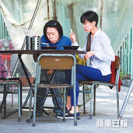 【上周四 麵檔醫肚】■天欣返港即跟母親到車仔麵檔醫肚兼解鄉愁。【瘋狂啜奶】■邊行邊飲奶的天欣,身形明顯比移居美國前纖瘦。【街市濕平】■天欣跟媽媽到街市買東西,跟不少檔主都熟稔。■天欣結婚的時候,身形明顯較現在豐滿。資料圖片■天欣嫁雞隨雞,隨老公Jacob到美國當過埠新娘。互聯網圖片■天欣最近回港,Halloween也有出街扮鬼扮馬。互聯網圖片 【上周四 麵檔醫肚】■天欣返港即跟母親到車仔麵檔醫肚兼解鄉愁。【瘋狂啜奶】■邊行邊飲奶的天欣,身形明顯比移居美國前纖瘦。【街市濕平】■天欣跟媽媽到街市買東西,跟不少檔主都熟稔。■天欣結婚的時候,身形明顯較現在豐滿。資料圖片■天欣嫁雞隨雞,隨老公Jacob到美國當過埠新娘。互聯網圖片■天欣最近回港,Halloween也有出街扮鬼扮馬。互聯網圖片