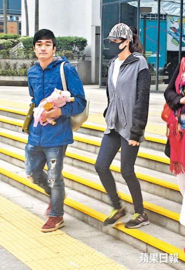■被告伍寧頤(右)昨由男友代挽獨角獸手袋。 ■被告伍寧頤(右)昨由男友代挽獨角獸手袋。