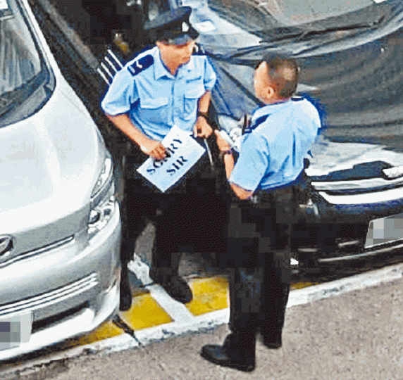 ■有同袍上前向舉牌警員了解事件。 ■有同袍上前向舉牌警員了解事件。