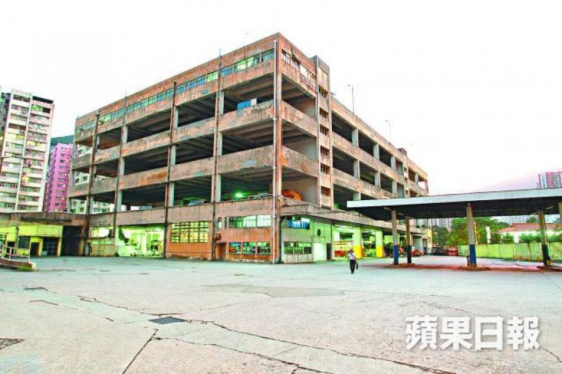■中巴自失去巴士專營權後,靠擁一批車廠地皮化身地產商;圖為柴灣車廠。資料圖片
■中巴自失去巴士專營權後,靠擁一批車廠地皮化身地產商;圖為柴灣車廠。資料圖片