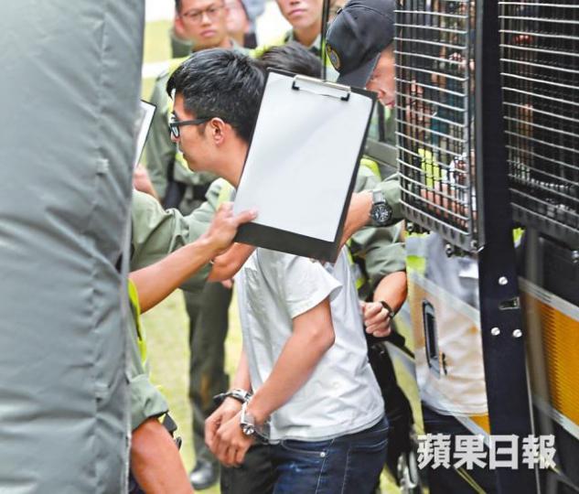 ■周永康昨被扣上手銬,由懲教署車輛送到法庭聽訊。許頌明攝 ■周永康昨被扣上手銬,由懲教署車輛送到法庭聽訊。許頌明攝