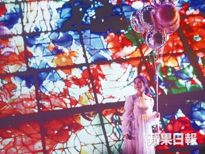 ■千嬅前晚在拉闊音樂會傾力演繹歌曲,全情投入。■千嬅得悉粉絲復健時學寫她的名字(小圖),忍不住落淚。■千嬅被同台男孩請她滾落去,逗得開懷大笑。■千嬅音樂會採音樂劇形式,獲多名嘉賓參與演出。 ■千嬅前晚在拉闊音樂會傾力演繹歌曲,全情投入。■千嬅得悉粉絲復健時學寫她的名字(小圖),忍不住落淚。■千嬅被同台男孩請她滾落去,逗得開懷大笑。■千嬅音樂會採音樂劇形式,獲多名嘉賓參與演出。