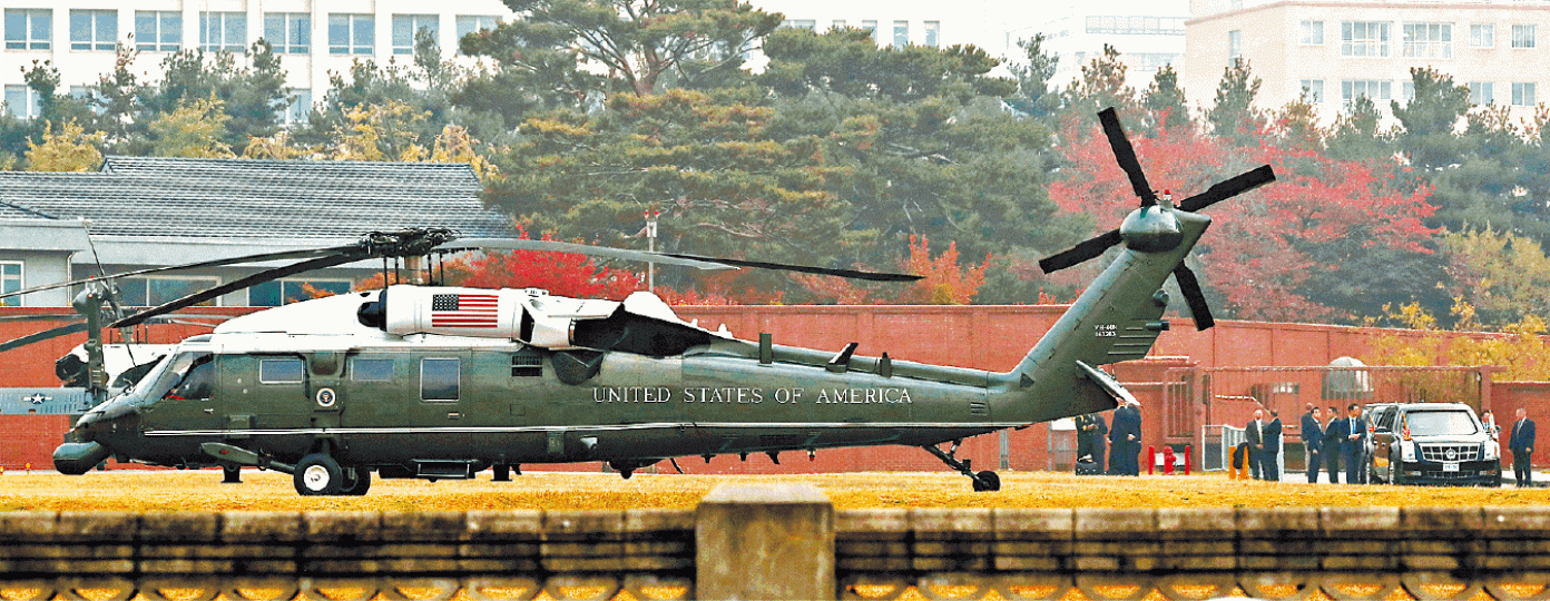 ■「海軍陸戰隊一號」前往非軍事區時因大霧折返降落,特朗普返回專車等候,高官在旁商討情況。路透社 ■「海軍陸戰隊一號」前往非軍事區時因大霧折返降落,特朗普返回專車等候,高官在旁商討情況。路透社