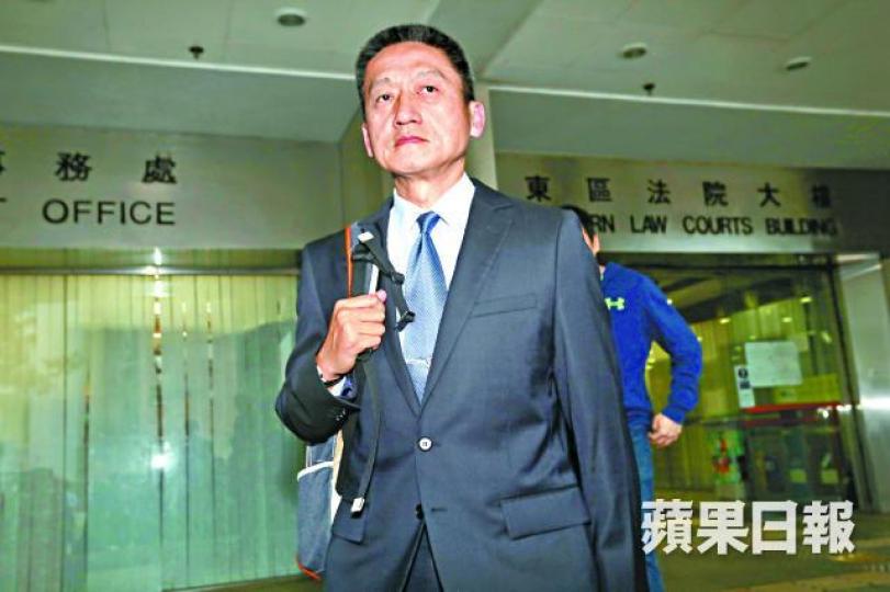 ■朱經緯昨在庭上講解新式警棍操練技巧。李家皓攝 ■朱經緯昨在庭上講解新式警棍操練技巧。李家皓攝
