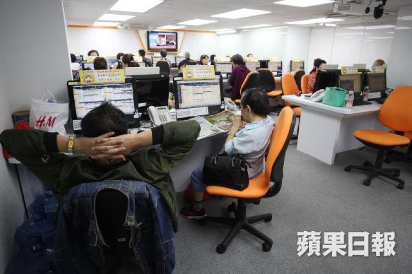 ■在證券行,雖然僅少部份人抽中閱文,但不少散戶仍留意其股價走向。 ■在證券行,雖然僅少部份人抽中閱文,但不少散戶仍留意其股價走向。