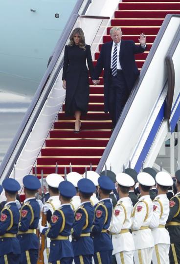 ■美國總統特朗普與夫人梅拉尼婭昨午乘專機抵達北京。美聯社 ■美國總統特朗普與夫人梅拉尼婭昨午乘專機抵達北京。美聯社