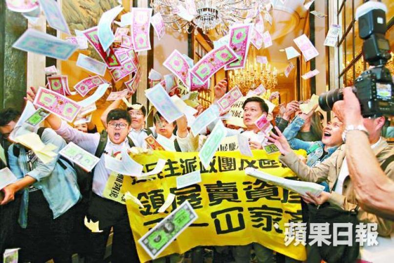 ■示威人士昨在會場外撒陰司紙抗議領展拆售商場。馬泉崇攝 ■示威人士昨在會場外撒陰司紙抗議領展拆售商場。馬泉崇攝