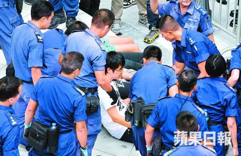 ■周永康2014年衝入公民廣場後,被大批警員合力抬走。 ■周永康2014年衝入公民廣場後,被大批警員合力抬走。