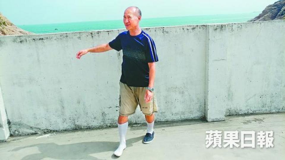 ■事主墮海後甩掉一隻鞋。 ■事主墮海後甩掉一隻鞋。