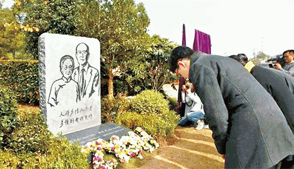 ■周有光夫婦骨灰本月2日落葬常州棲鳳山名人園。
