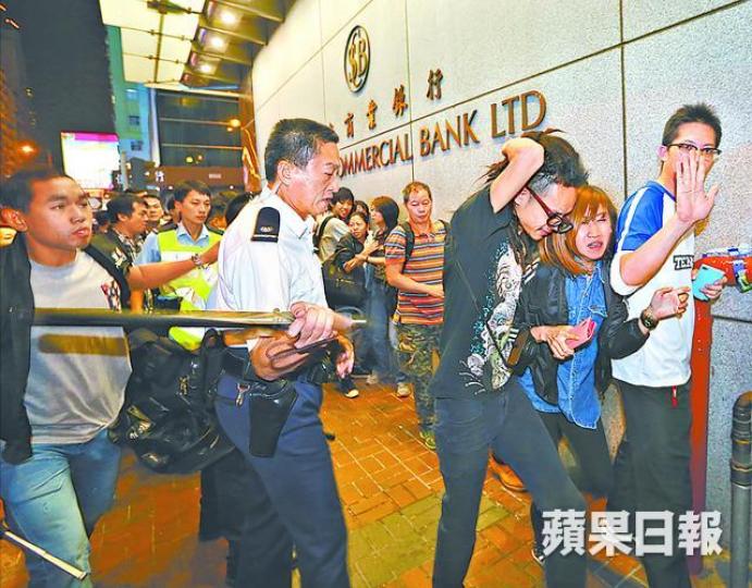 ■佔旺清場時朱經緯被拍到向途人揮動警棍。 ■佔旺清場時朱經緯被拍到向途人揮動警棍。