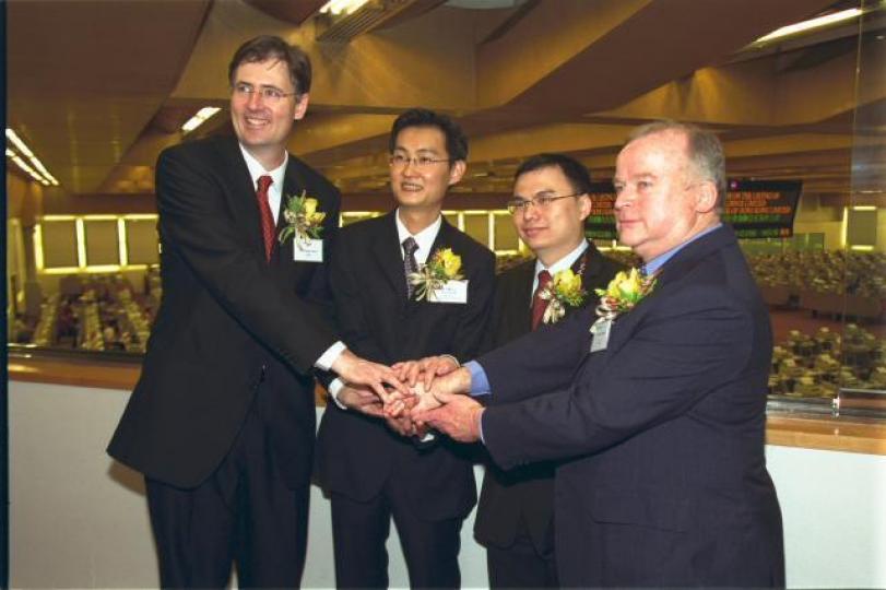 ■2004年6月上市的騰訊,就是飛上枝頭變天鵝的醜小鴨。右三為騰訊主席馬化騰。 資料圖片 ■2004年6月上市的騰訊,就是飛上枝頭變天鵝的醜小鴨。右三為騰訊主席馬化騰。 資料圖片