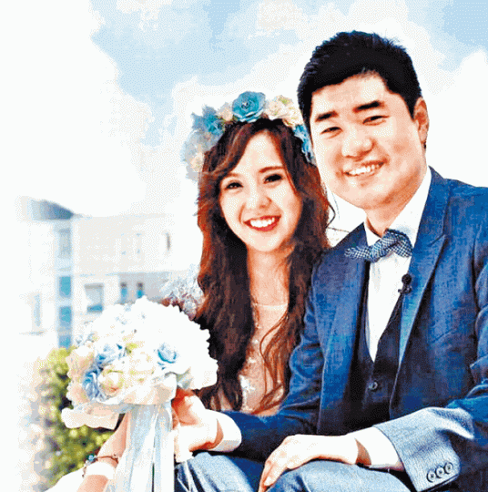 ■失蹤機師何子雨(右)去年才與妻子結婚。 ■失蹤機師何子雨(右)去年才與妻子結婚。