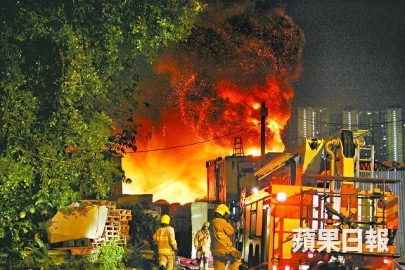 ■廢料回收場起火後傳爆炸聲,消防到場灌救。黎志偉攝
■廢料回收場起火後傳爆炸聲,消防到場灌救。黎志偉攝