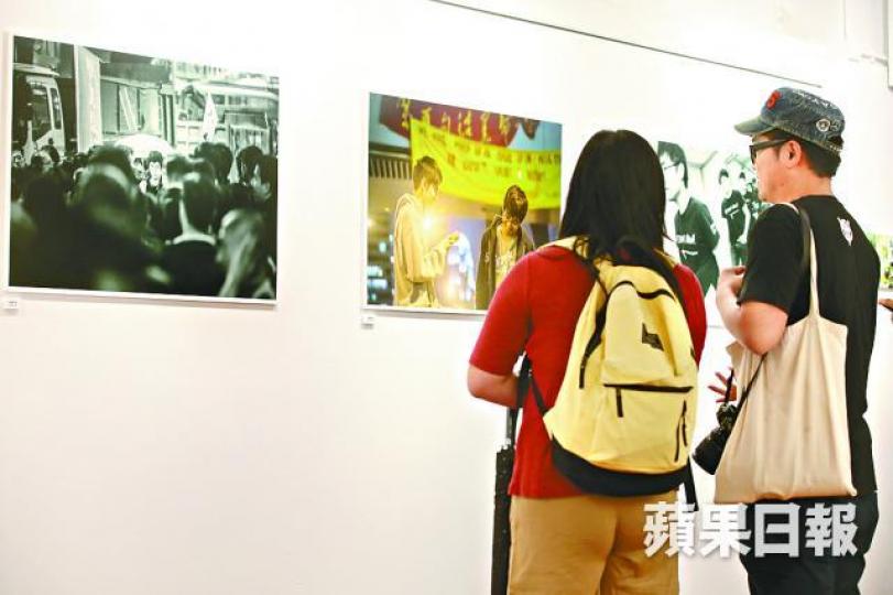 ■「13+3」展覽昨日開放,會場放有雨傘運動時抗爭者的照片。■場內掛有一幅大型黃之鋒肖像。 ■「13+3」展覽昨日開放,會場放有雨傘運動時抗爭者的照片。■場內掛有一幅大型黃之鋒肖像。