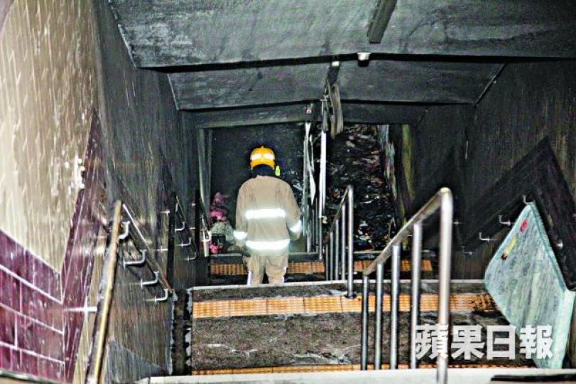 ■警方拘捕兩名男生,疑與本月初黃大仙區內行人隧道縱火案有關。 ■警方拘捕兩名男生,疑與本月初黃大仙區內行人隧道縱火案有關。