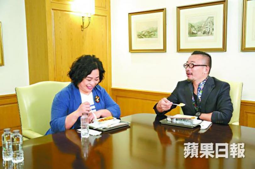 ■盧覓雪與王利民對焗豬扒飯讚不絕口。■國泰上月在台灣線推出新款飛機餐。江俊豪攝 ■盧覓雪與王利民對焗豬扒飯讚不絕口。■國泰上月在台灣線推出新款飛機餐。江俊豪攝