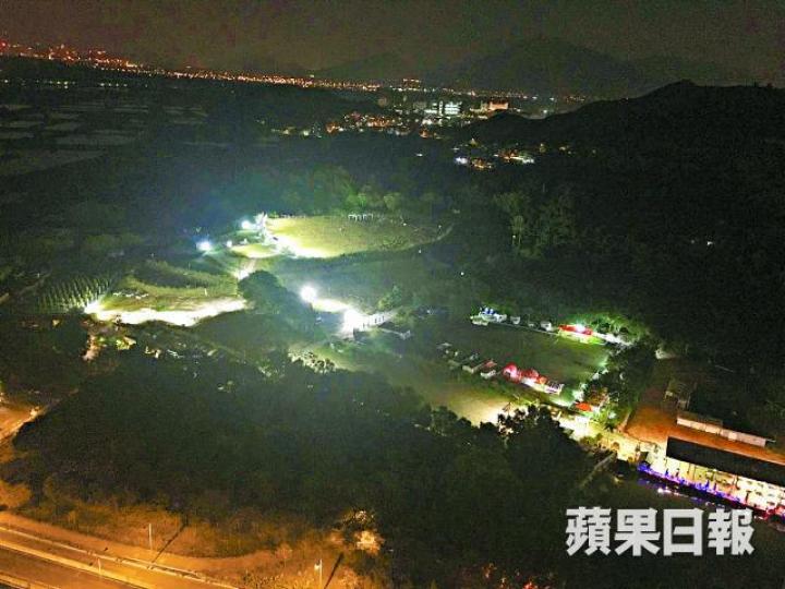 ■有嘉湖山莊居民指,每逢長假期不時有人在泥頭山用大型音響通宵唱K,射燈徹夜亮起。 ■有嘉湖山莊居民指,每逢長假期不時有人在泥頭山用大型音響通宵唱K,射燈徹夜亮起。