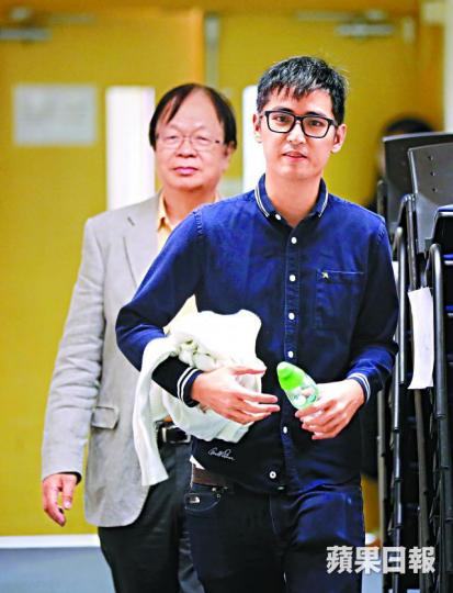 ■周永康昨到電台受訪,其父一直陪伴。謝榮耀攝
■周永康昨到電台受訪,其父一直陪伴。謝榮耀攝