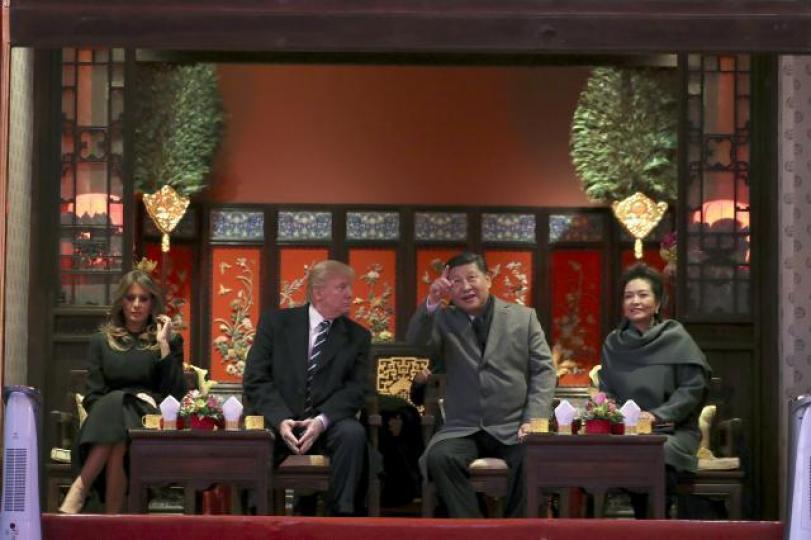 ■習近平夫婦昨首次在暢音閣接待外賓,與特朗普伉儷欣賞京劇。美聯社 ■習近平夫婦昨首次在暢音閣接待外賓,與特朗普伉儷欣賞京劇。美聯社